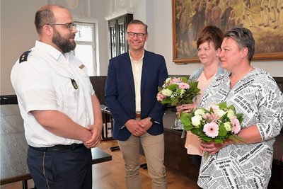 Stefan Auge, Leiter Stabsstelle Kommunikation der Polizeidirektion Chemnitz (li.), hat sich bei Bürgermeister Ingo Seifert und bei Christiane Hans-Eidam, Marion Möckel und John Decker (v. l.) für ihren Einsatz bedankt.