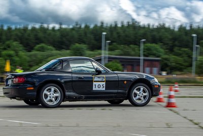 Konrad Mallok, hier im Mazda MX 5, siegte in seiner Klasse und zudem in einer anderen mit einem Fiat 500e.