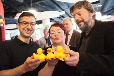 Der Rechtsanwalt Thomas Beneking managt die Chemnitzer Entenrennen. Mit Spendengeldern beglückte er daraufhin unter anderem die Macher der Chemnitzer Küchwaldbühne, Ramona Hübner und Rolf Esche (v. l.).