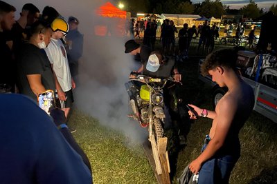 Beliebte Abendbeschäftigung auf dem Simsontreffen: Im Stand Gas geben und das Hinterrad über ein Holzbrett scheuern lassen, bis der Auspuff glüht.