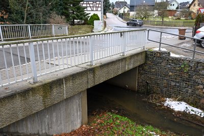 Bereits erneuert ist die Brücke an der Fabrikstraße in Mühlau.