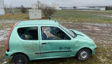 Das Auto stand über Wochen hinter den Neumarker Baywa-Türmen.