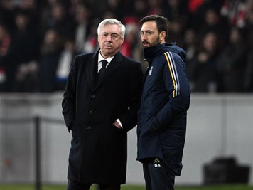 Carlo Ancelottis (l) Sohn Davide hat einen neuen Job. (Archivbild) 