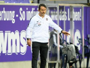            Aues Trainer Dirk Schuster steht bei einem Heimspiel an der Seitenlinie.