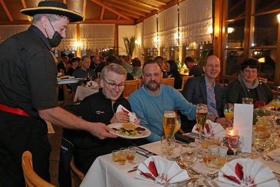 Beim Grappa-Abend im Landhotel Rittersgrün servierte André Leonhardt getrüffelten Kalbstatar als Vorspeise. Markus Merl, Frank Bublitz, Gerald und Andrea Olschewski (v. l.) freuten sich auf diesen Abend.
