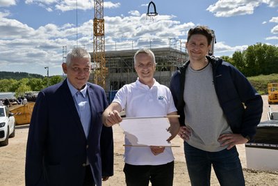 Geschäftsführer Enrico Heymann (rechts) freut sich auf die neue Firmenzentrale in Schneeberg.