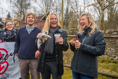 Uwe Hassbecker, Gitarrist der Gruppe Silly, tauft das etwa fünf Monate alte Tier auf den Namen Hasi.