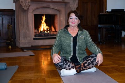 Martina ist vom Ambiente begeistert, das die Yogastunde auf der Burg Kriebstein zu bieten hat.