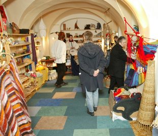 25 Jahre lang wurden im Weltladen im Gewölbe des Werdauer Pfarrhauses an der Burgstraße fair gehandelte Produkte aus aller Welt angeboten. Der Erlös des Verkaufs floss in Hilfsprojekte.