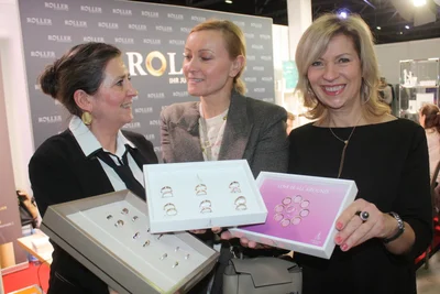 Michaela Kuzmowicz, Silke Frahm und Gabriele Libera (v.l.) präsentieren Trauringe.