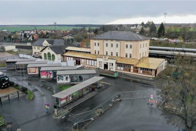 Der Bahnhof Werdau ist bereits entkernt. Wann er endgültig abgerissen wird, steht derzeit nicht fest. Das Verwaltungsgericht Chemnitz hat die Arbeiten vorläufig gestoppt.