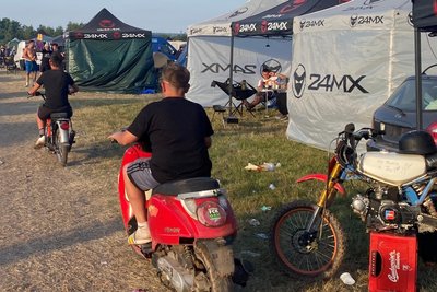 „FCK GRN“ am roten Motorroller, auf dem Moped daneben steht: „Diese Karre ist SS-fest“.