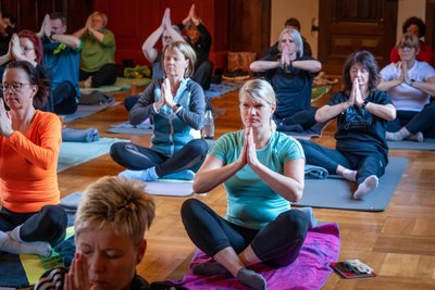 Zum Anfang kann ich mich noch nicht ganz auf Yoga einlassen, aber mit den Pianoklängen gelingt es.