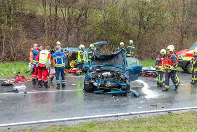 Zwei Fahrzeuge sind auf dem Autobahnzubringer Zwönitz frontal kollidiert.