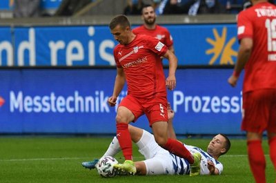 FSV-Profi Maurice Hehne (Mitte) am Ball.