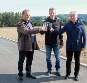 Das jetzt komplett erschlossene Wohnbaugebiet an der Hohndorfer Straße gibt ihnen Grund zum gemeinsamen Anstoßen: Vogtlandkreis-Baudezernent Lars Beck, Thomas Freundel, Geschäftsführer des Erschließungsträgers UTR Schönbrunn, und Elsterbergs Bürgermeister Axel Markert (von links). 