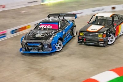 Bei Wettbewerben vergeben Wertungsrichter Punkte, wenn die Modellautos im Drift extra markierte Zonen in den Kurven treffen.