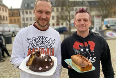 Eric Schwitalla (links) und Danny Klemm von den „Papas in Freiberg“ kümmerten sich während des Sitzstreiks der Frauen um Kuchen und Kaffee.