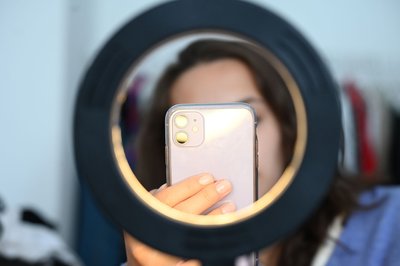 Fast die Hälfte der Kinder und Jugendlichen werden laut einer Studie durch Werbung auf Social-Media-Plattformen auf Produkte aufmerksam, 40 Prozent durch Empfehlungen von Influencerinnen und Influencern. (Symbolbild)