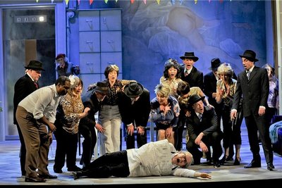 Die Komische Oper "Don Pasquale" mit Frank Blees (Pasquale, liegend), Lindsay Funchal (Norina), Juyoung Mun (Malatesta), Shuai Han (Ernesto) und dem Opernchor des Mittelsächsischen Theaters. 