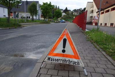 Gegen 10 Uhr war die Alarmmeldung beim Wasserzweckverband ZWA eingegangen, nachdem im Sattelgut der Wasserdruck drastisch gefallen war.