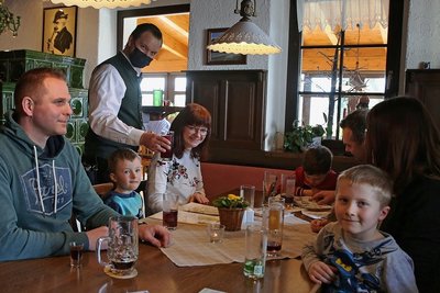 Christian Stöckel von der Anton-Günther-Schenke Schönfeld bediente die Familien Mohe und Loos, die sich für einen Gaststättenbesuch entschieden hatten.