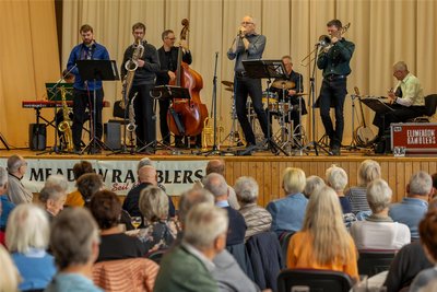 Das Publikum in der Grünbacher Turnhalle war begeistert vom Konzert mit der Jazzband Elb Meadow Ramblers.
