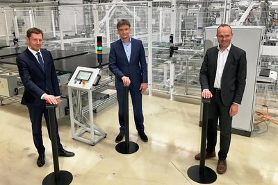 Ministerpräsident Michael Kretschmer (l.), Geschäftsführer Gunter Erfurt (Mitte) und Energieminister Wolfram Günther haben am Mittwoch symbolisch die Solarindustrie in Freiberg wieder in Gang gesetzt. 
