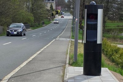 Der neue Blitzer an der Falkensteiner Straße in Schöneck.