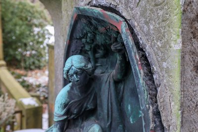 Deutlich zu sehen: Die Diebe haben versucht, das Relief mit schwerer Technik aus der Grabstätte auf dem Friedhof in Meerane herauszubrechen.