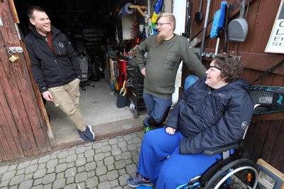 David Beyer (l.) ist ein guter Freund von Lukas und Anja Dittrich. Wenn er da ist, hilft er, wo er kann. Sie teilen ihre Leidenschaft für Mopeds und haben auch zusammen gearbeitet.