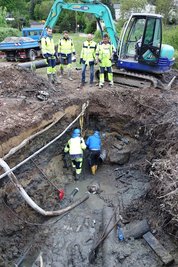 Während sich der zehnköpfige Reparaturtrupp des ZWA mit zwei Minibaggern zur defekten Leitung vorarbeitete, wurde im Sattelgut Trinkwasser aus zwei Tankwagen verteilt.