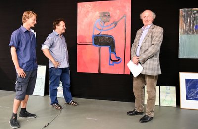 Trotz fehlendem Auftragswerk hatten René Ebersbach, Mitarbeiter der Neuen Sächsischen Galerie, Galerie-Chef Mathias Lindner und der KünstlerOsmar Osten (Foto von links) in der Galerie viel Vergnügen. 
