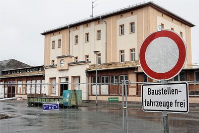 Innerhalb einer Sperrpause der Deutschen Bahn sollte in der kommenden Woche der Bahnhofskomplex abgerissen werden.