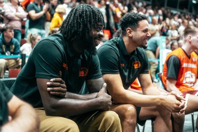Elijah Ifejeh (links, hier neben dem verletzten Dominic Lockhart) hofft am Mittwoch auf seinen ersten Einsatz im Profiteam der Niners. 