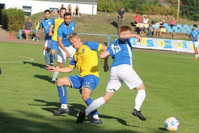 Max Kummer (Nummer 11) im Zweikampf mit Tapfer Leipzigs Paul Gorsler .