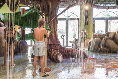 Wasser aus Kanonen und von oben herab – überall gibt es für Kinder im neuen Splashpark etwas zu tun.