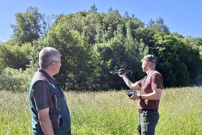 Jan Thiele von der Agrozuchtfarm Breitenau und Robert Asch von der Kitzrettung Mittelsachsen beim Drohneneinsatz.