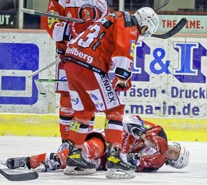 Ein Bild mit Symbolcharakter für die Lage bei den Eispiraten: Dominic Walsh liegt nach einem Pucktreffer auf dem Eis. 