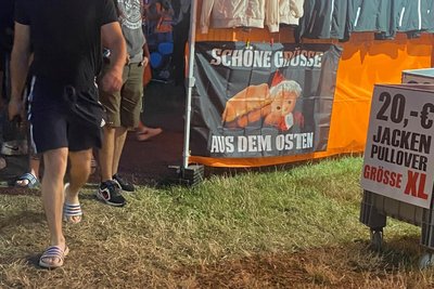Mit Schlagring: Sandmann-Fahne auf dem Simsontreffen.