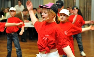 
              <p class="artikelinhalt">"Dance 4 Kids" - die Nachwuchstänzer des Tanzsportvereins Brand-Erbisdorf - sorgten beim Ball der Vereine mit ihrem Auftritt für Stimmung. </p>
            