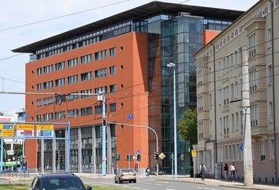 Im Mitte der 1990er-Jahre errichteten Bürger- und Verwaltungszentrum Moritzhof sind eine Reihe von Ämtern der Stadtverwaltung untergebracht. Nun prüft die Stadt, inwieweit der Standort eine Zukunft hat. 