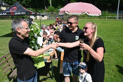 Vereinschef Alexander Meyer (l.) nahm auch Glückwünsche von den Vertretern der freiwilligen Feuerwehr mit Meggy und Denny Schwandtner sowie Junior Bruno entgegen.