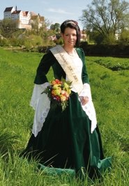 Nur wer wagt, gewinnt. Das sagte sich Ariane Schulze, als sie sich für eine Kandidatur als Colditzer Birkenkönigin entschied. "Eigentlich bin ich eher zurückhaltend, aber ich wollte es mir selbst beweisen. Es hat geklappt - auch wenn ich mich am Anfang oft verhaspelt habe", sagt die 28-Jährige aus der Nähe von Leisnig, die eine Ausbildung zur Kauffrau für Bürokommunikation absolviert. Seit Mai 2012 tourt sie durch die Lande, trat auch in Oschatz, Trebsen und Colditz auf. "Ich kann die Termine so wählen, dass noch genug Zeit für meine beiden Kinder bleibt." 