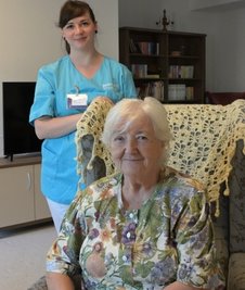 Pflegedienstleiterin Anne-Marie Glaß mit Rita Winter aus Raum, die gern die Tagespflege besucht. 