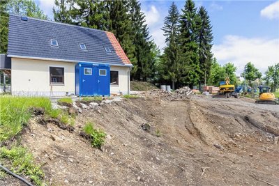 Das Areal im Juni 2021. Die Tiefbauarbeiten für den Anbau liefen, am Altbau wurde das Dach neu gedeckt. 