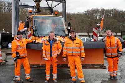 Uwe Herold, René Quaas, Jens Pfeifer, Marcel Reifert (v. l.) und Thomas Weidner (im Unimog) fahren Winterdienst.