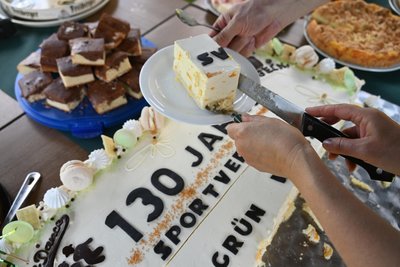 Eine leckere Jubiläumstorte gab es vom Eiscafe Börner aus Oederan.