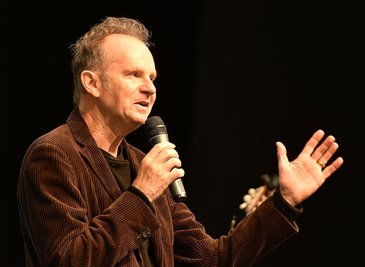 Mit seinem Programm "Pointe of no Return" begeisterte der Wortkünstler Willy Astor am Samstag die Besucher im Naturtheater Bad Elster. 
