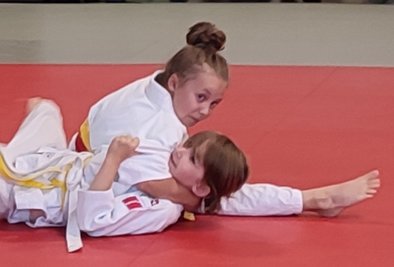 Alba Beyer (oben) wirft in diesem Moment ihre Gegnerin auf Ippon und setzt im Anschluss eine Festhaltetechnik an. 